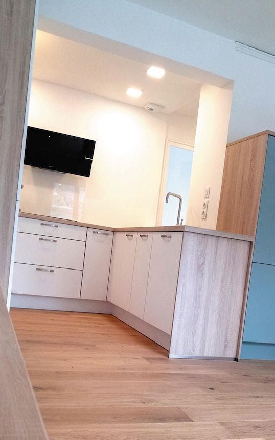 Cuisine moderne blanche et bois Nantes — façades laquées, plan travail bois — Art'Home Travaux
