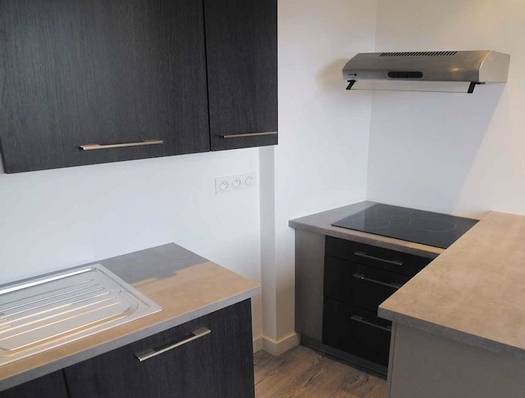 Cuisine rénovée locatif Nantes — façades wengé, plan pierre beige — Art'Home Travaux