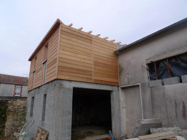 Extension maison ossature bois Loire-Atlantique — bardage Douglas, toiture monopente — Art'Home Travaux