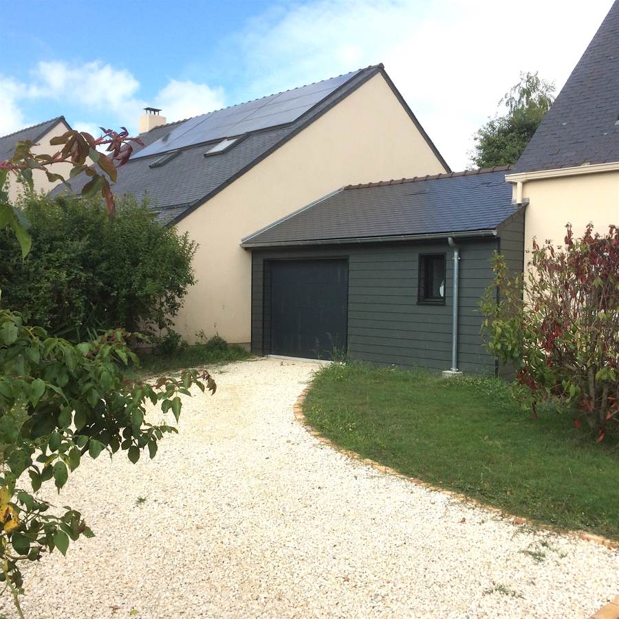 Extension garage ossature bois vert kaki Nantes — toiture ardoise, panneaux solaires — Art'Home Travaux